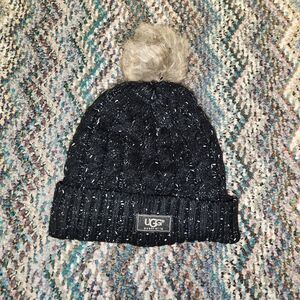 NWT UGG Women\'s Scalloped Edge Bucket Hat Black UGG Womens Uggfluff Scalloped Hat Black One-Size at Amazon  main image 2